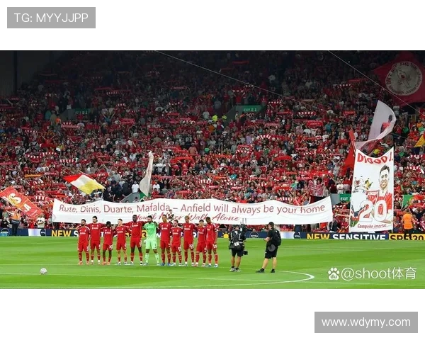 利物浦与狼队赛后家属欢聚一堂共享胜利喜悦与感动时刻 利物浦与狼队赛后家属欢聚一堂共享胜利喜悦与感动时刻