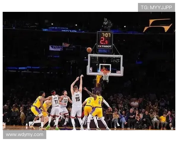 圣诞大战湖人对决劲敌期待精彩瞬间与激烈对抗的篮球盛宴 圣诞大战湖人对决劲敌期待精彩瞬间与激烈对抗的篮球盛宴